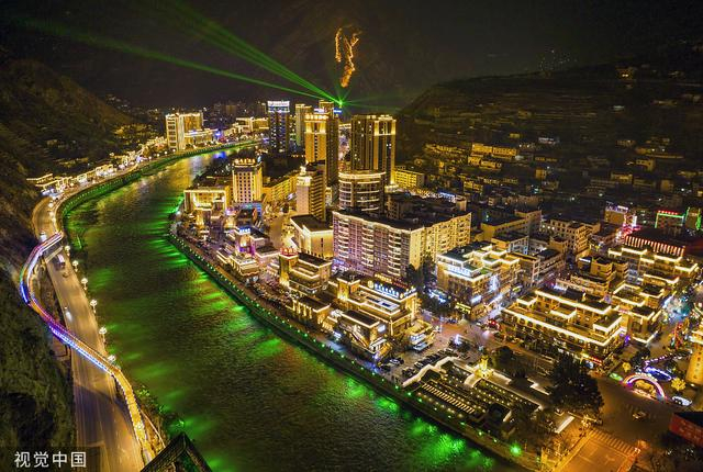 2022年2月24日，四川阿坝汶川县的夜景流光溢彩，璀璨夺目，灯光勾勒出了楼阁华美的身姿。来源：视觉中国