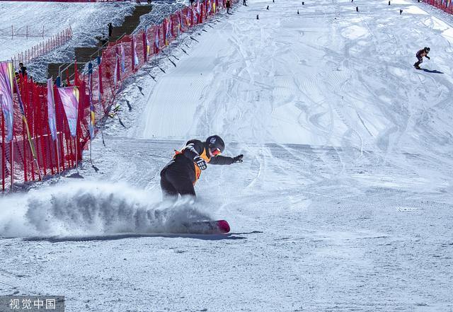 2023年1月7日，四川汶川，阿尔沟羌人谷滑雪场，滑板爱好者在体验冰雪运动带来的快乐。来源：视觉中国