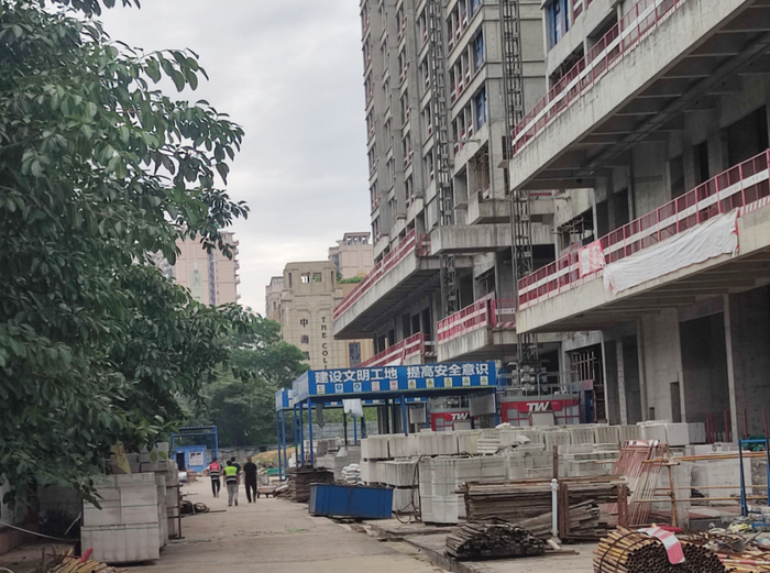 第12栋大楼区域已有工程人员进场