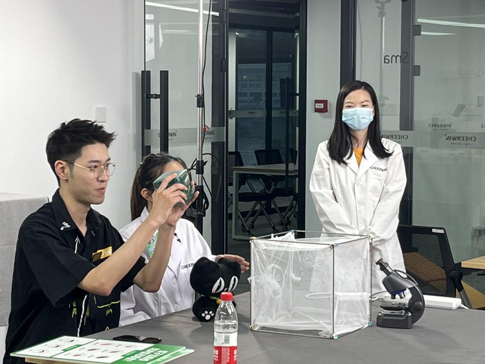 图说/专家在天猫超市直播间讲解驱蚊知识