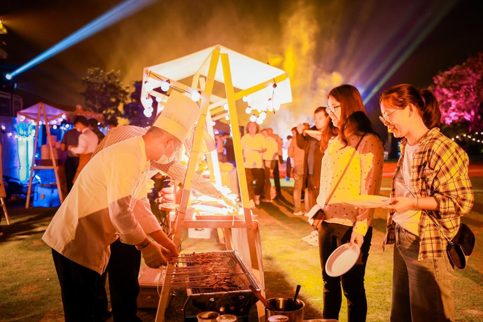 （明道光影美食节现场，热闹非凡）