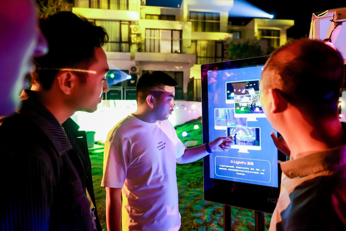 （宾客亲身体验G-MetaHalo“万物互联”物联智慧系统）