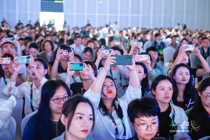 （顶新集团首次走出去，在便利店大会现场吸引许多听众拍照记录）