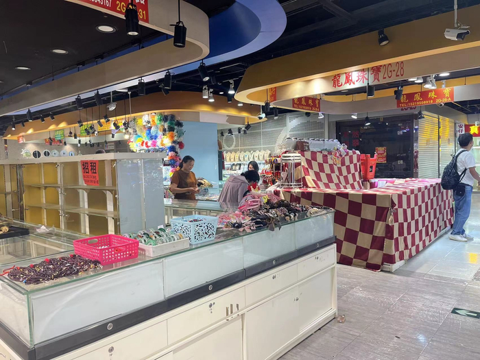 罗湖商业城内的店铺。