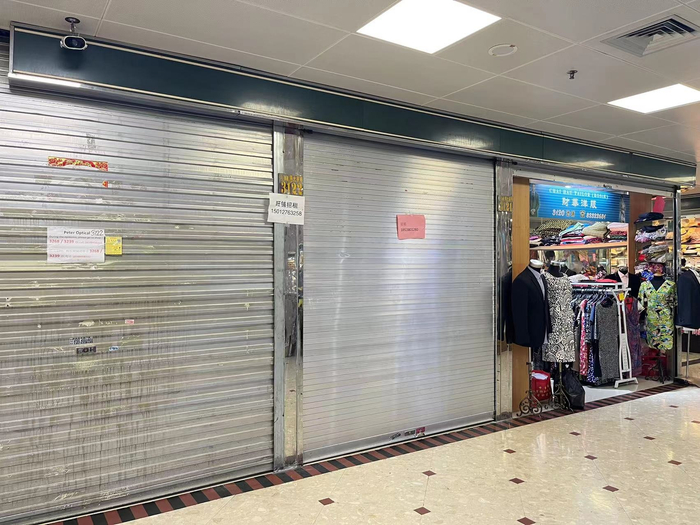 商城内多家店铺正在转让或招租。