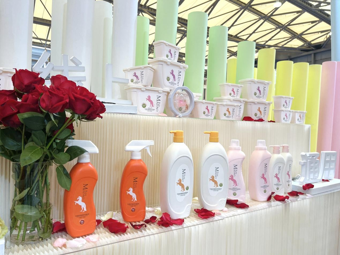 美博会现场，玛道玫瑰吸引了众多访客驻足参观、了解，不少访客还现场洽谈合作意向。