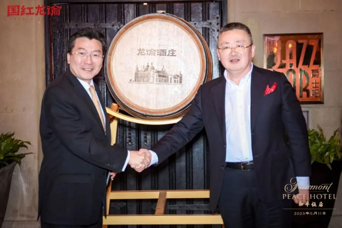 和平饭店总经理George Wee先生（左）与张裕股份总经理孙健先生（右）共同为和平饭店&龙谕联名酒款整桶订购揭幕。