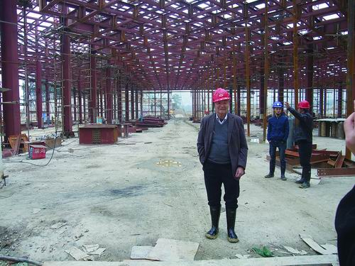 ③2013年，马克俭在大自然科技公司厂房施工现场。