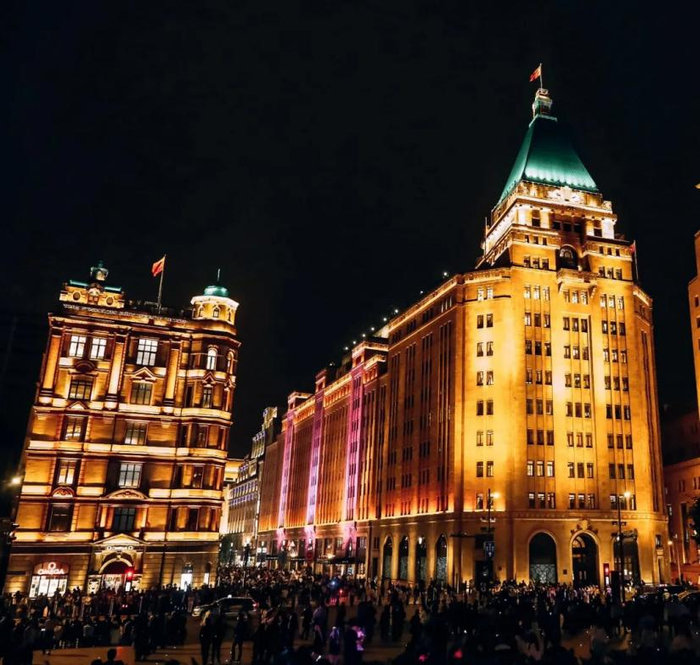 和平饭店由芝加哥学派哥特式设计风格的建筑师设计，突破外滩天际线的绿色金字塔型铜顶，在万国建筑博览群中尤为瞩目。