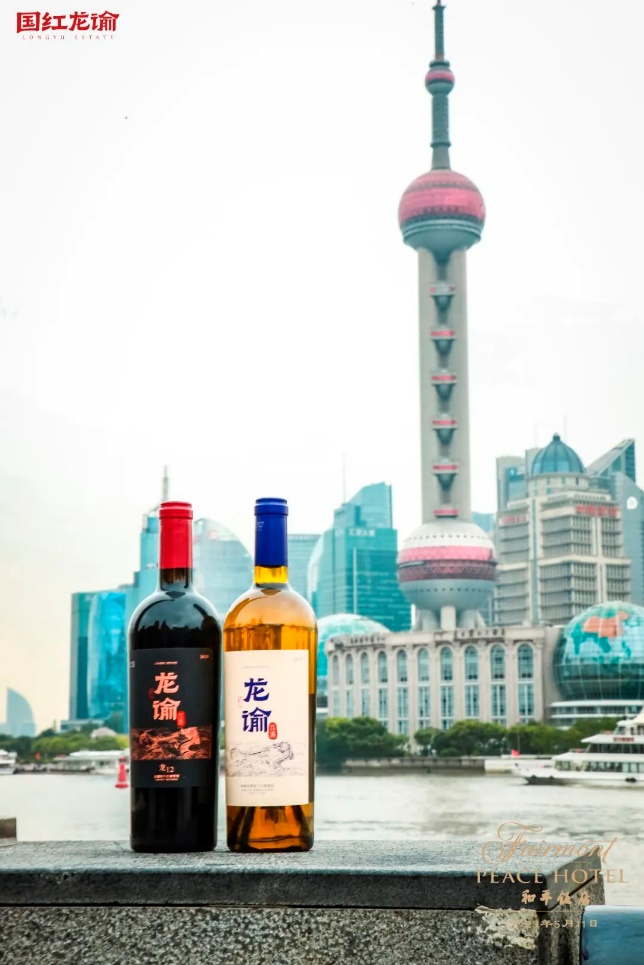 事实上，作为国际社交第二语言的葡萄酒，龙谕也以独特的东方风味，与全球各地的美食、文化有着绝妙的交融。