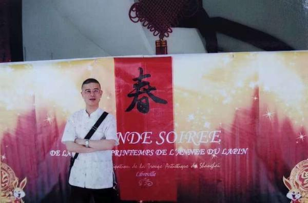 作者在演出海报前留影