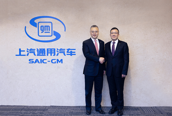 王永清（右）调任上汽集团副总经济师、庄菁雄接任上汽通用汽车总经理（左）。 上汽集团供图 华龙网发