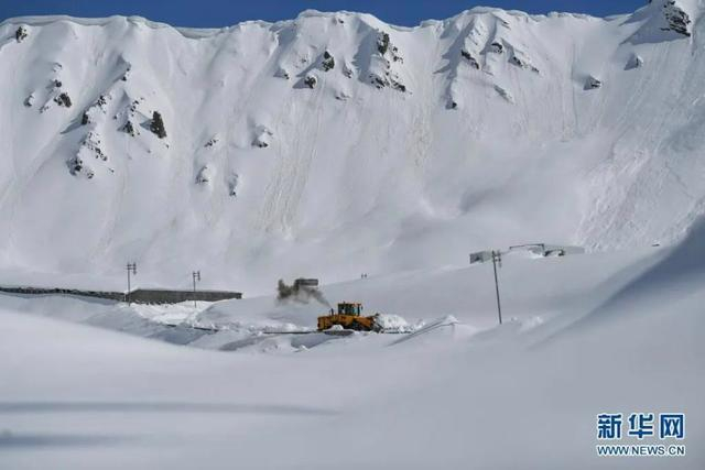 5月9日，新疆奎屯公路管理局独山子分局乌兰萨德克养护站工人驾驶清雪车辆在独库公路雪阻路段清雪。新华社记者胡虎虎摄