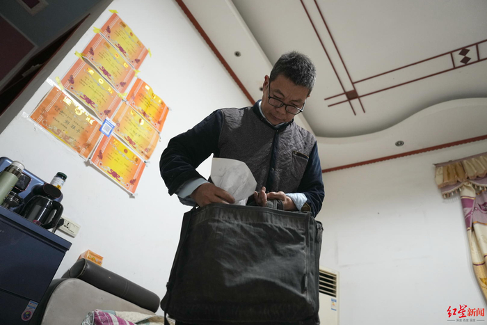 ↑闫爱民的包里面收集了有关儿子掏鸟案的资料