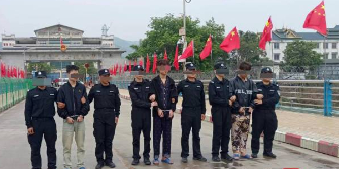 移交现场 图片来源：封面新闻截图