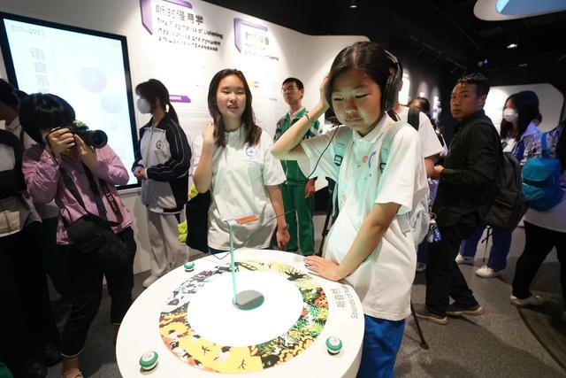 世界语言博物馆内，一学生正在体验展览装置。  新京报记者 浦峰 摄