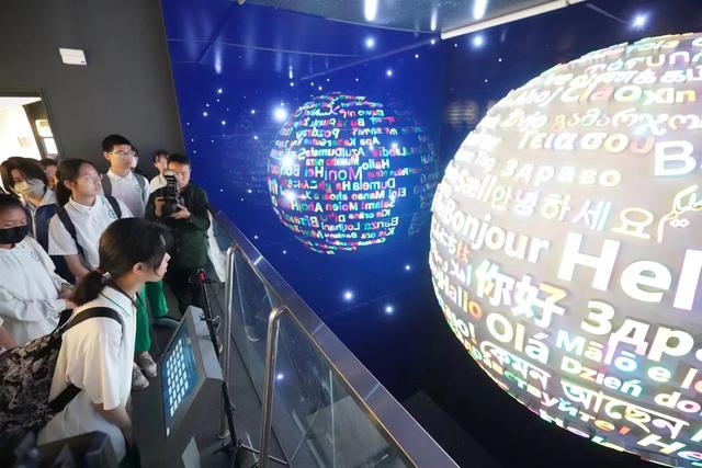 活动现场，30位师生参观世界语言博物馆。  新京报记者 浦峰 摄