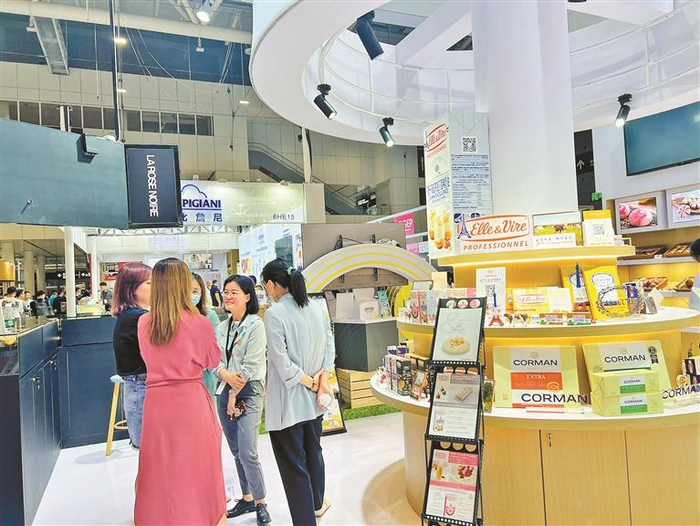 观众在深圳国际手工冰淇淋烘焙及咖啡展览会参观。