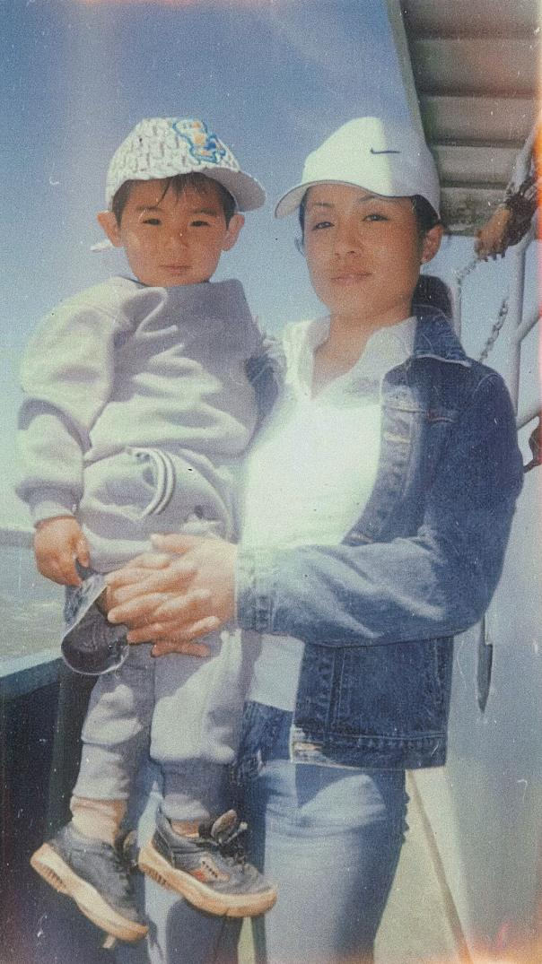 幼年朱伯丞与母亲的合影。  受访者供图