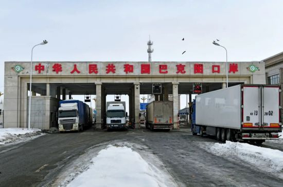 白杨市西侧的巴克图口岸，是全疆边境口岸中距离城市最近的陆路口岸。图/新华