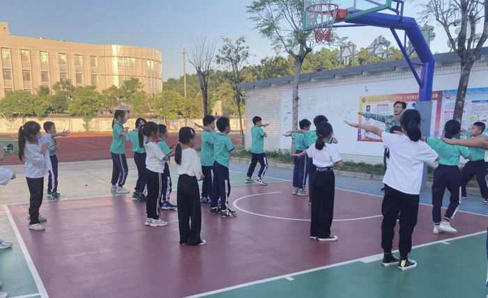 戴杅栩带着孩子们在操场上练舞