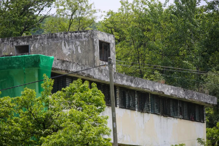 这是5月13日在韩国京畿道东豆川市拍摄的一间废弃的收容所。新华社记者 王益亮 摄