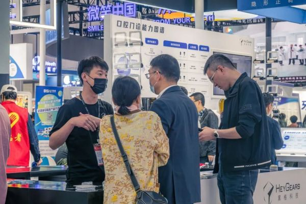 参展人员到黑格科技展台咨询交流