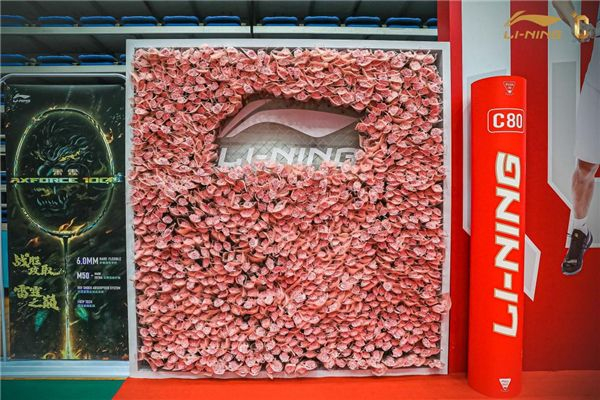 谌龙与小选手进行的表演赛也是开幕式的一大亮点,展现了谌龙全力投身羽毛球的项目推广,以及助推羽毛球后备人才培养的决心。