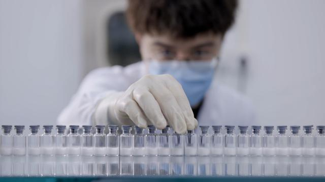 复诺健研发人员在工作（资料图）