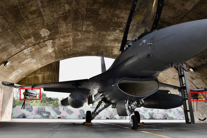 近期，台防务部门公开了嘉义四联队的F-16挂载AIM-9X（红框处）进行值班的画面 图片来源：台媒