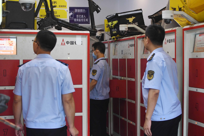 　　执法人员对海南小峰快跑网络科技有限公司突击检查。蒙健 摄