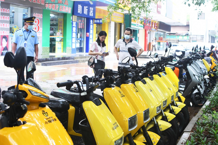 　　执法人员对海南小峰快跑网络科技有限公司租赁的电动自行车进行检查。蒙健 摄