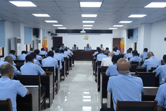 　海口市市场监督管理局联合市公安局、市综合执法局，召开行动部署会议。蒙健 摄