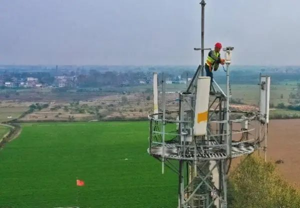 图为阜阳铁塔施工人员在铁塔上安装“智慧国土”高空视频监控摄像头。（阜阳铁塔供图）