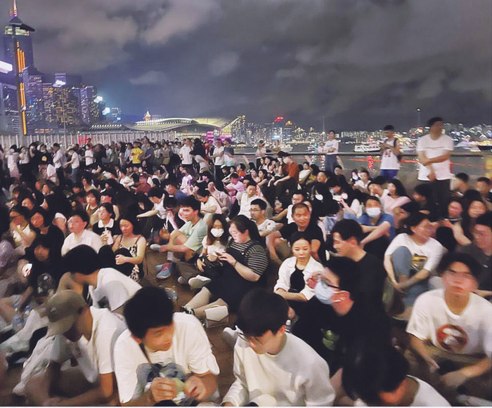     音乐会旁席地而坐的“蹭会”大军