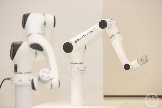 ▲展厅中的协作机器人。摄影/上游新闻记者 王凯