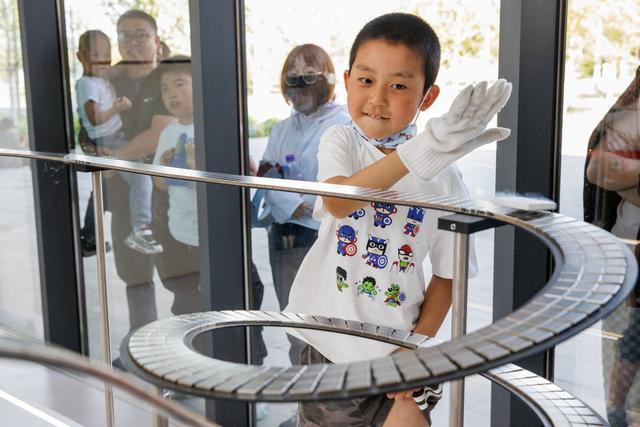 5月13日，中国科学院物理所怀柔园区，小朋友体验超导磁悬浮实验。新京报记者 王子诚 摄