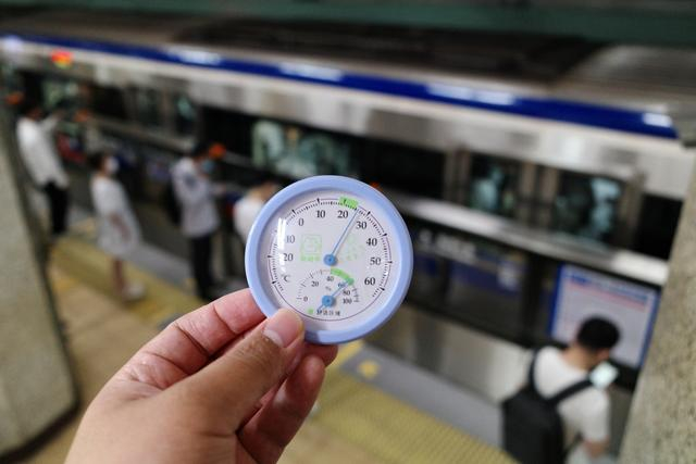 虽然是老站，地铁2号线朝阳门站站台温度也能控制在26.5℃左右，并不闷热。  新京报记者 王贵彬 摄