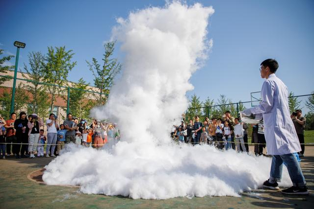 5月13日，中国科学院物理所怀柔园区，前来参加公众科学日活动的市民们观看液氮蘑菇云实验。新京报记者 王子诚 摄