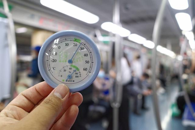 早高峰时段的地铁2号线，车厢内温度控制在26℃上下，体感较为舒适。  新京报记者 王贵彬 摄