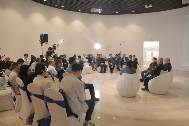 以“探索文学新脉动，发现出版新可能”为主题的“当代文学创作与出版高端访谈”现场（主办方供图）。