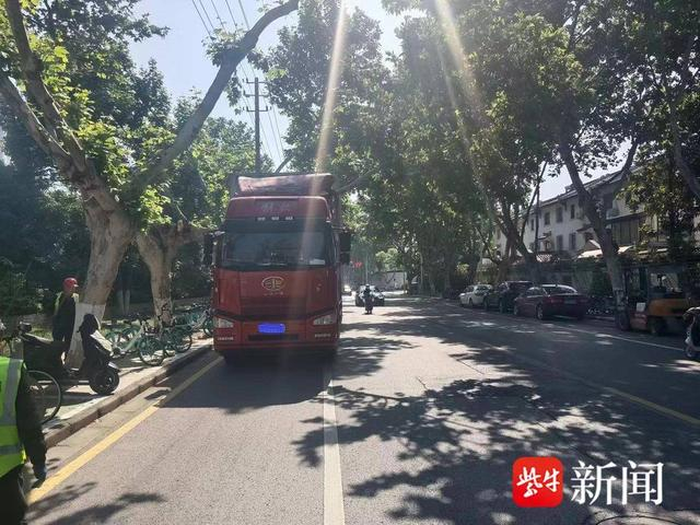 图为厢式货车撞上大树