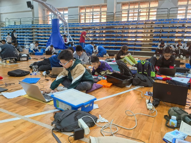 选手通过场地测试对控制程序的参数进行修改。李莹 摄