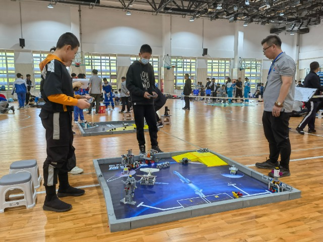 选手合作完成创新挑战项目场地任务。李莹 摄