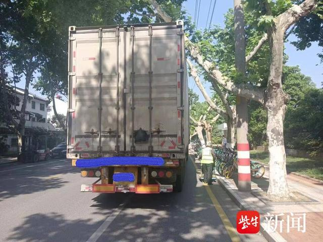 图为厢式货车撞上大树