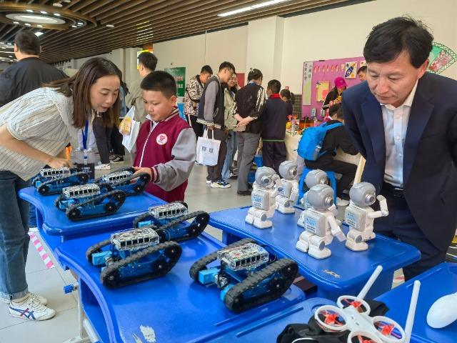 长春新区吉大尚德学校学生的创客作品履带式机器人引人驻足。李莹 摄