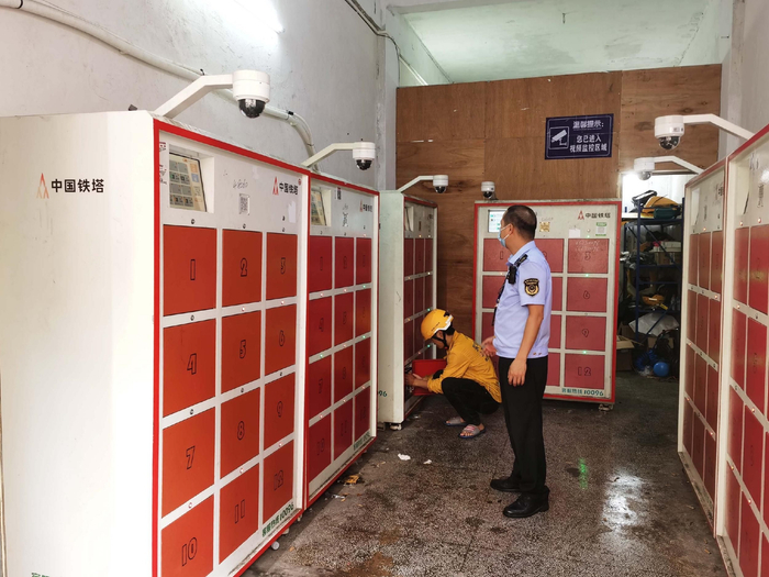 　　执法人员对琼山区小蜂快跑府城骑手之家进行检查。蒙健 摄