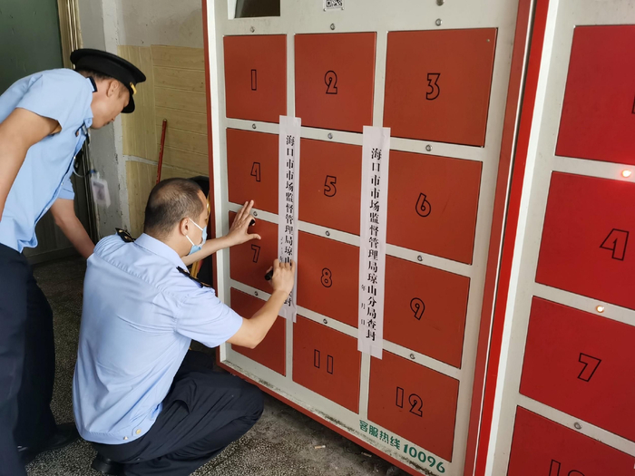 　　执法人员对电池柜予以查封。蒙健 摄