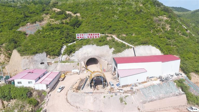 5月10日，西延高铁柳湾村一号隧道顺利贯通，西延高铁项目建设再提速。 通讯员 靳林柱摄
