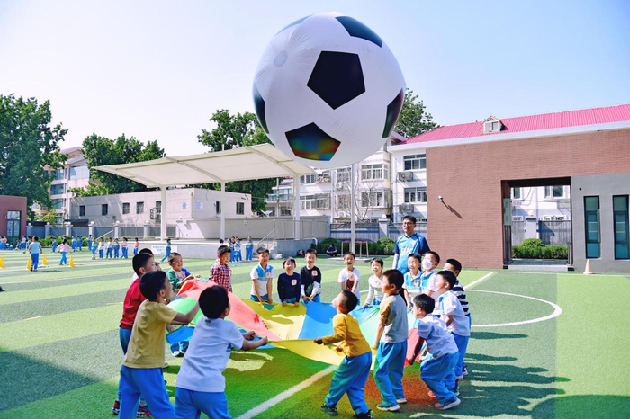 　　北京市西城区中古友谊小学第六届足球节活动。（学校供图）